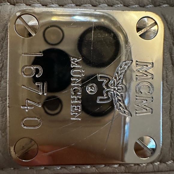 MCM Reversible Medium Liz Shopper in Visetos - Picture 13 of 13